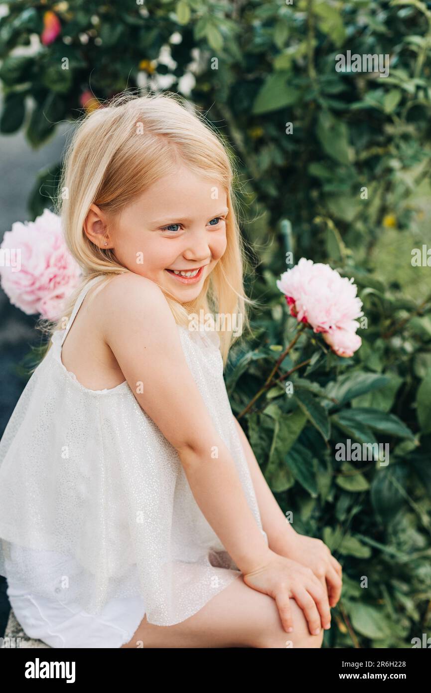 Outdoor summer portrait of adorable 5 year old little girl Stock Photo -  Alamy