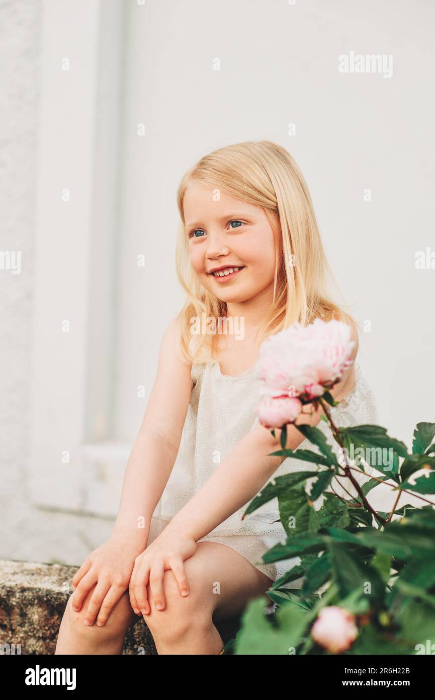 White caucasian 5 year old girl hi-res stock photography and images - Alamy