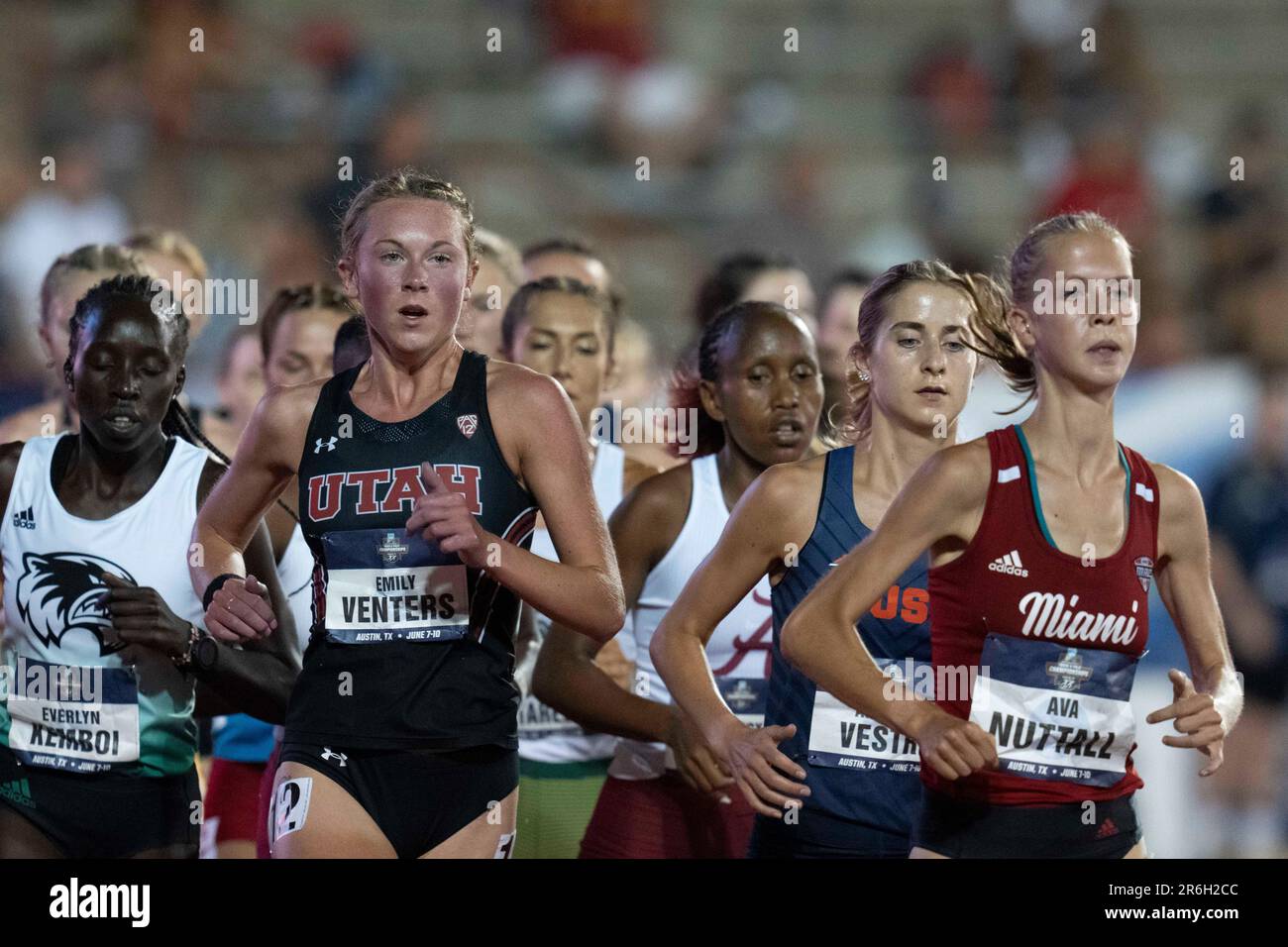 Utah s emily venters leads the pack during the 10 000 meter women s