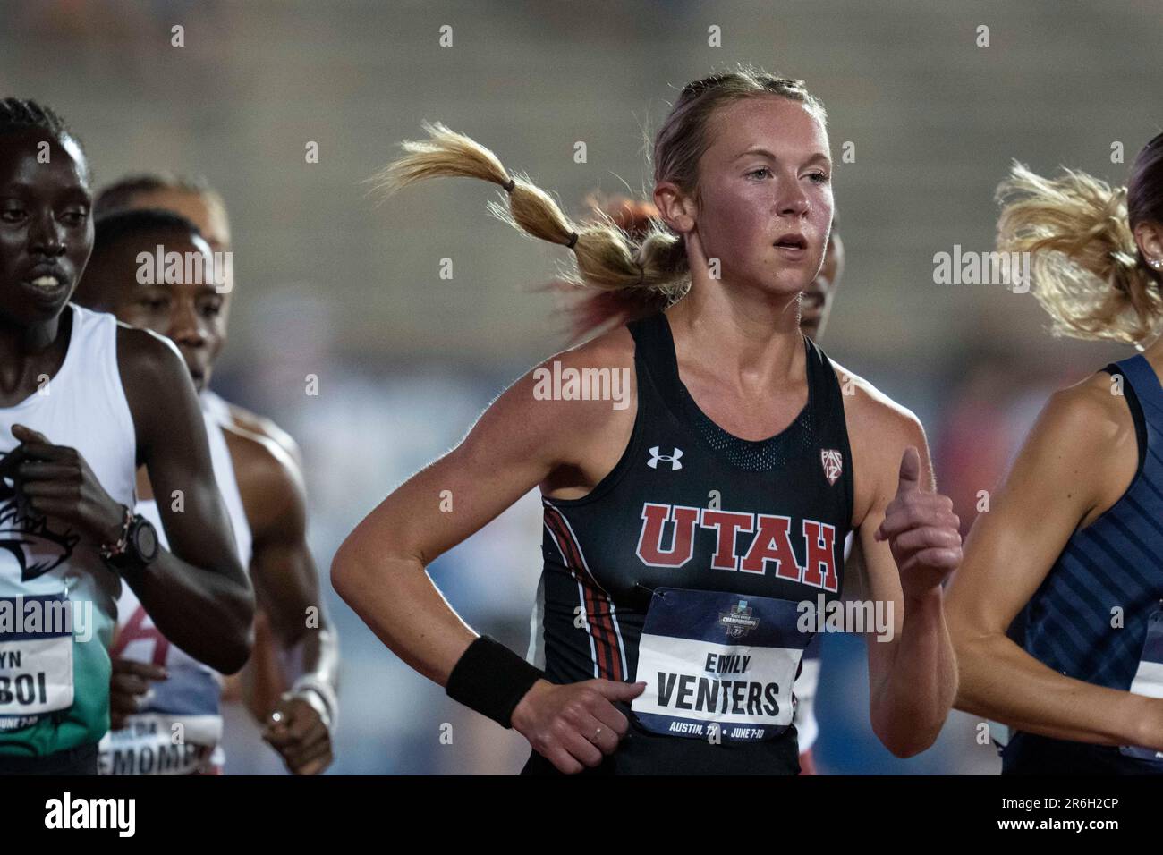 Utah s emily venters leads the pack during the 10 000 meter women s