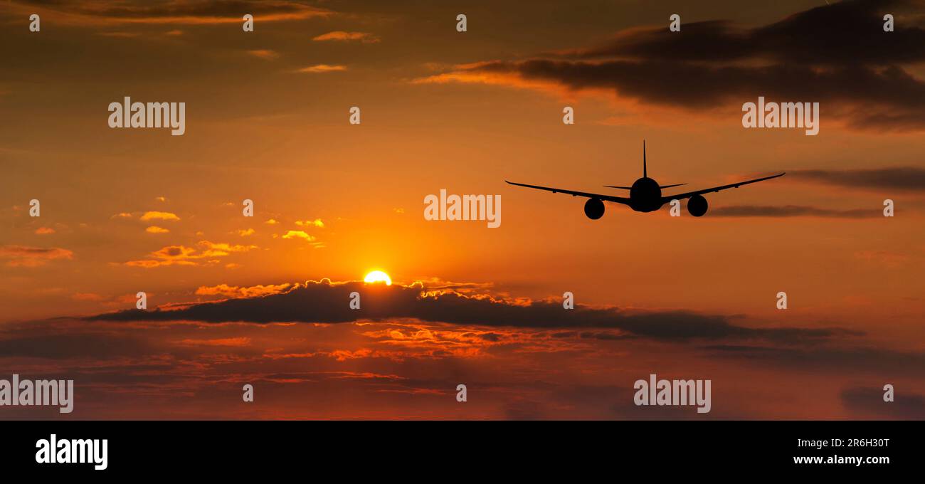Night sky plane take off hi-res stock photography and images - Alamy