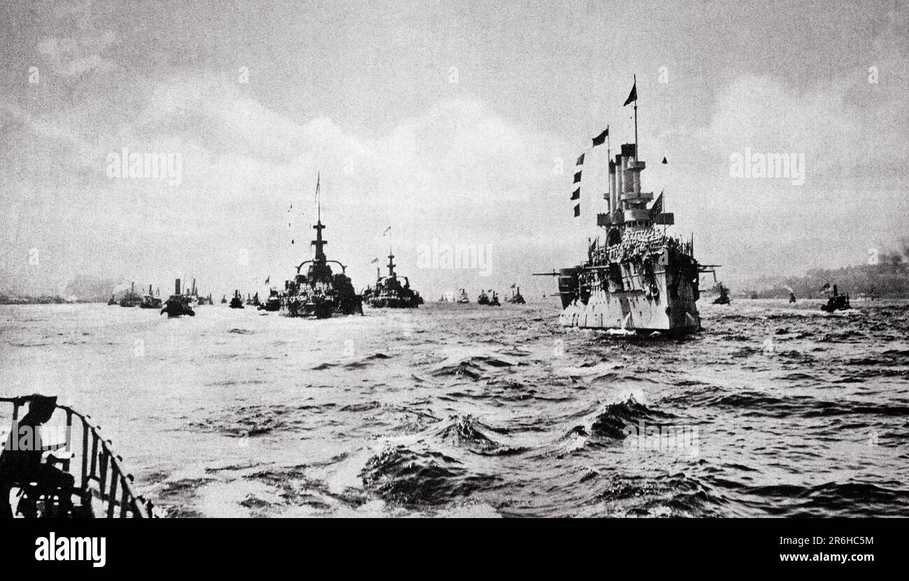 1890s USS BROOKLYN LEADS AMERICAN FLEET INTO NEW YORK HARBOR AFTER SPANISH AMERICAN WAR BATTLE OF SANTIAGO CUBA NYC USA - kn1204 NAW001 HARS BATTLED DECISIVE LEADS USS USS BROOKLYN BLACK AND WHITE OLD FASHIONED Stock Photo