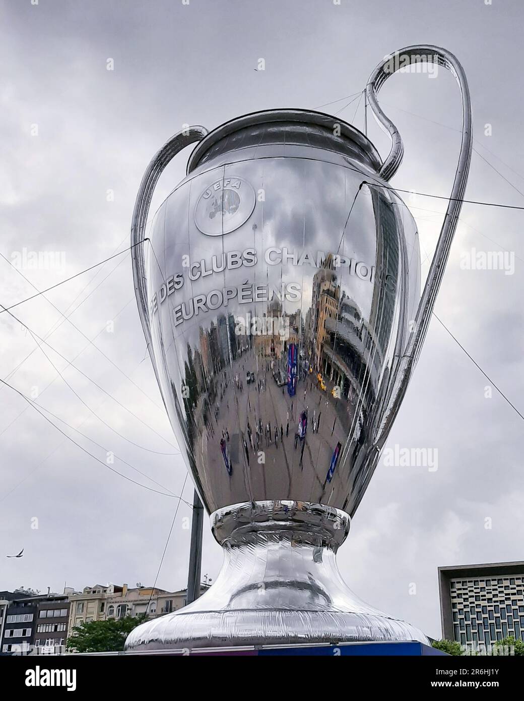 A fan shows a replica of the Champions League trophy prior to the UEFA Champions  League final soccer, Foto de Stock, Imagen Derechos Protegidos Pic.  PAH-58994596