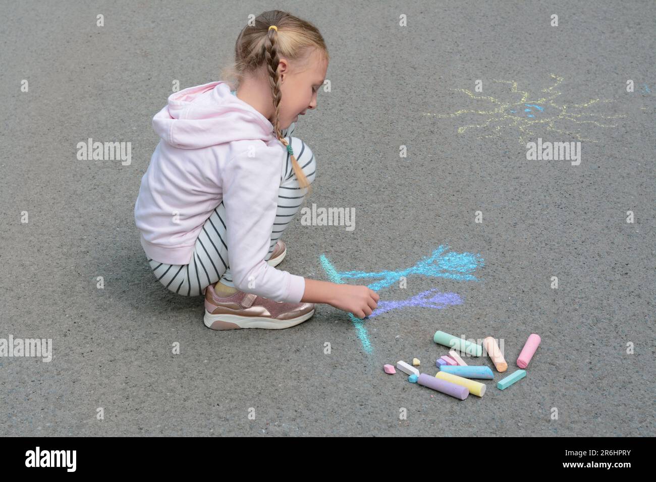 Little child drawing happy family with chalk on asphalt Stock Photo - Alamy