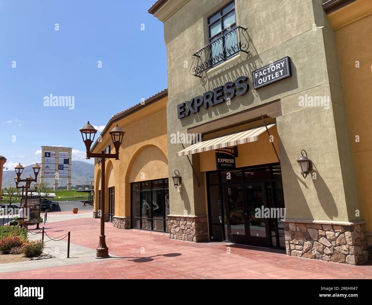 Factory outlet hi-res stock photography and images - Page 3 - Alamy