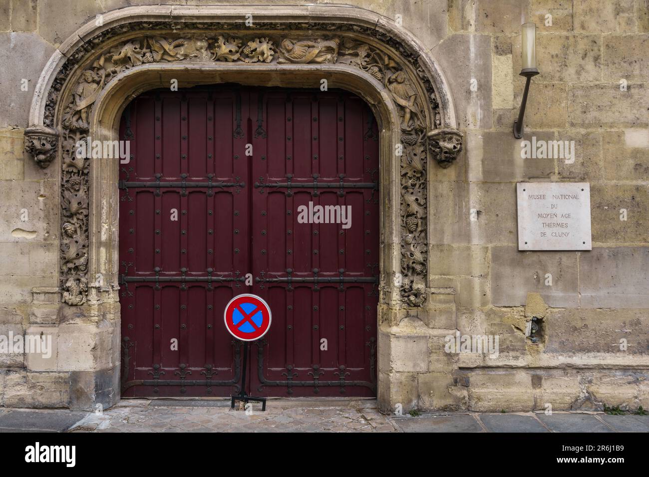 Red door paris france hi-res stock photography and images - Alamy