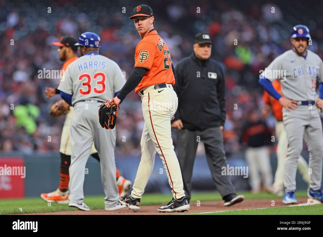 San Francisco Giants starting pitcher Anthony DeSclafani (26) looks back at the Chicago Cubs