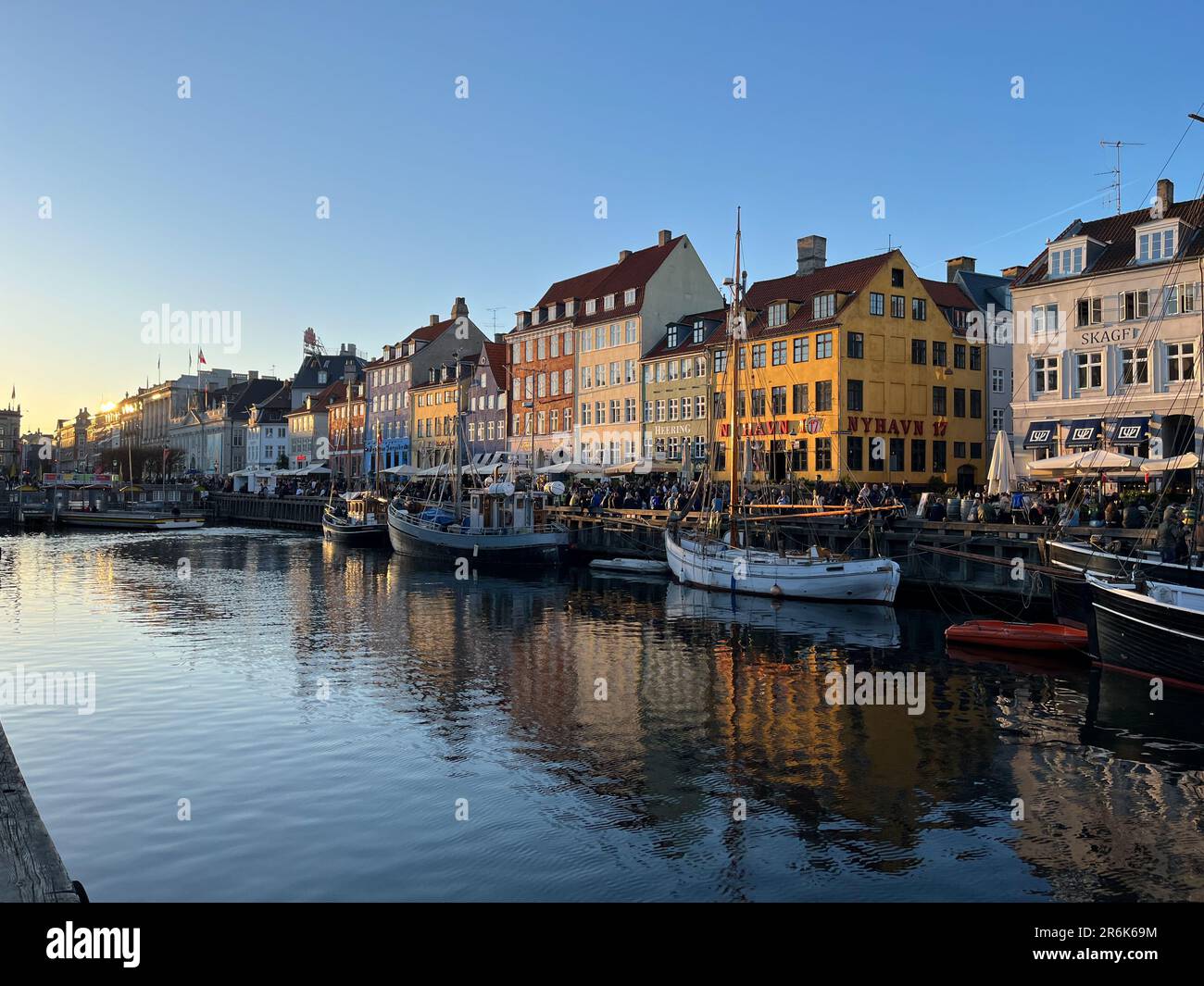 Street Of Coloured Houses At Canal Hi res Stock Photography And Images street-of-coloured-houses-at-canal-hi-res-stock-photography-and-images