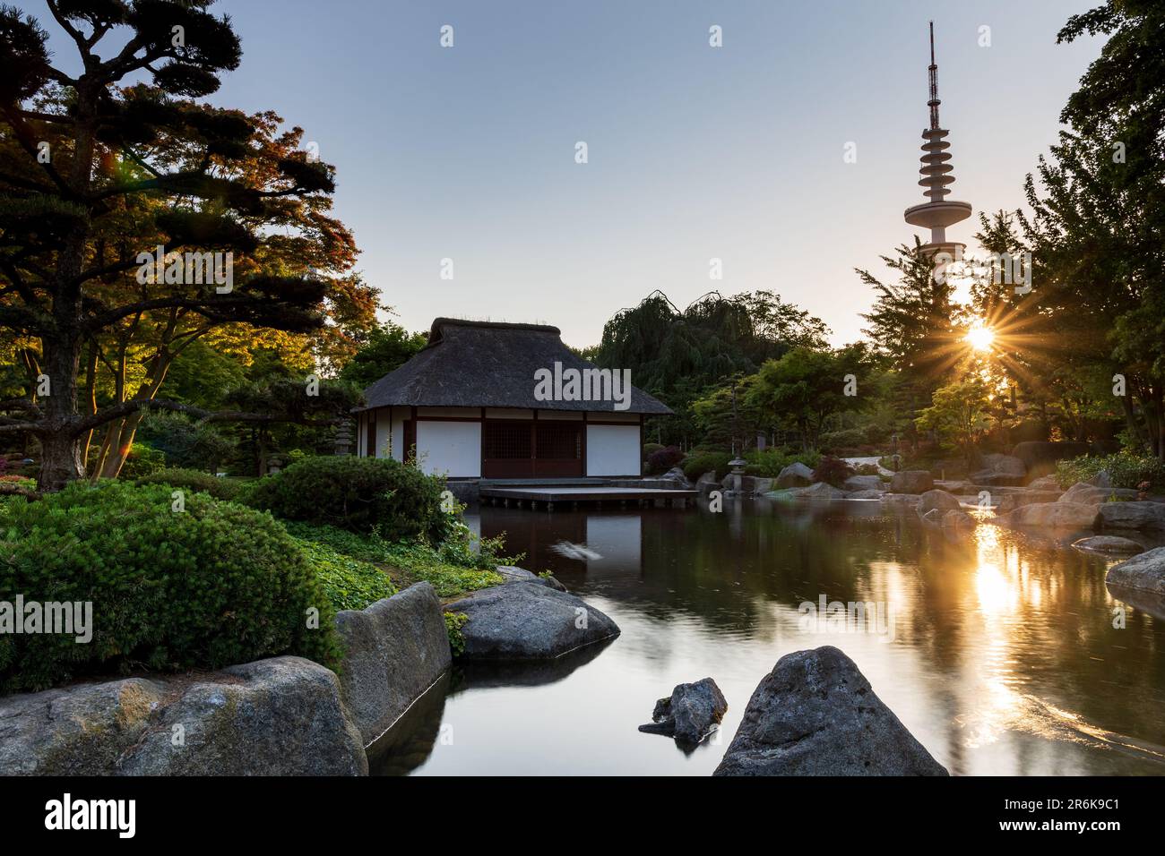 Hamburg, Germany: sunset at Japanese teahouse in the city park "Planten un  Blomen Stock Photo - Alamy