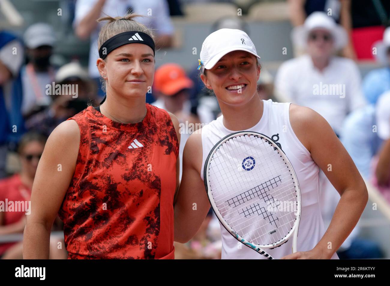 Karolina Muchova of the Czech Republic, left, and Polands Iga Swiatek pose ahead of their final match of the French Open tennis tournament at the Roland Garros stadium in Paris, Saturday, June