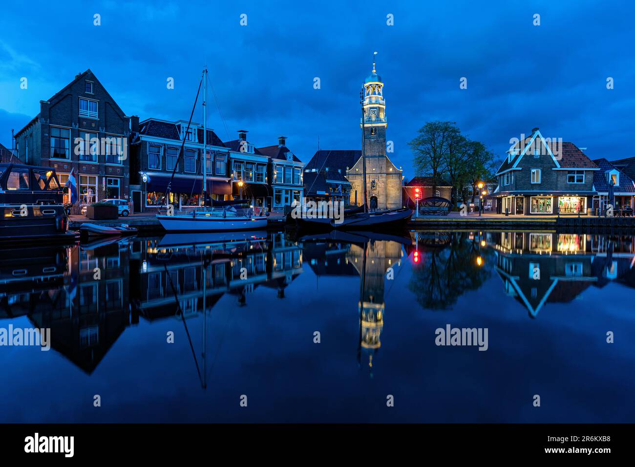 city view of Lemmer, Netherlands with Reformed church (Tsjerke oan it Dok) at night Stock Photo