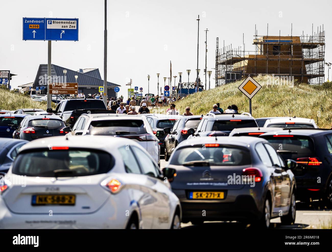 BLOEMENDAAL AAN ZEE - Crowds towards the beach of Bloemendaal aan Zee. There are high temperatures on the first tropical weekend of the year. ANP REMKO DE WAAL netherlands out - belgium out Credit: ANP/Alamy Live News Stock Photo