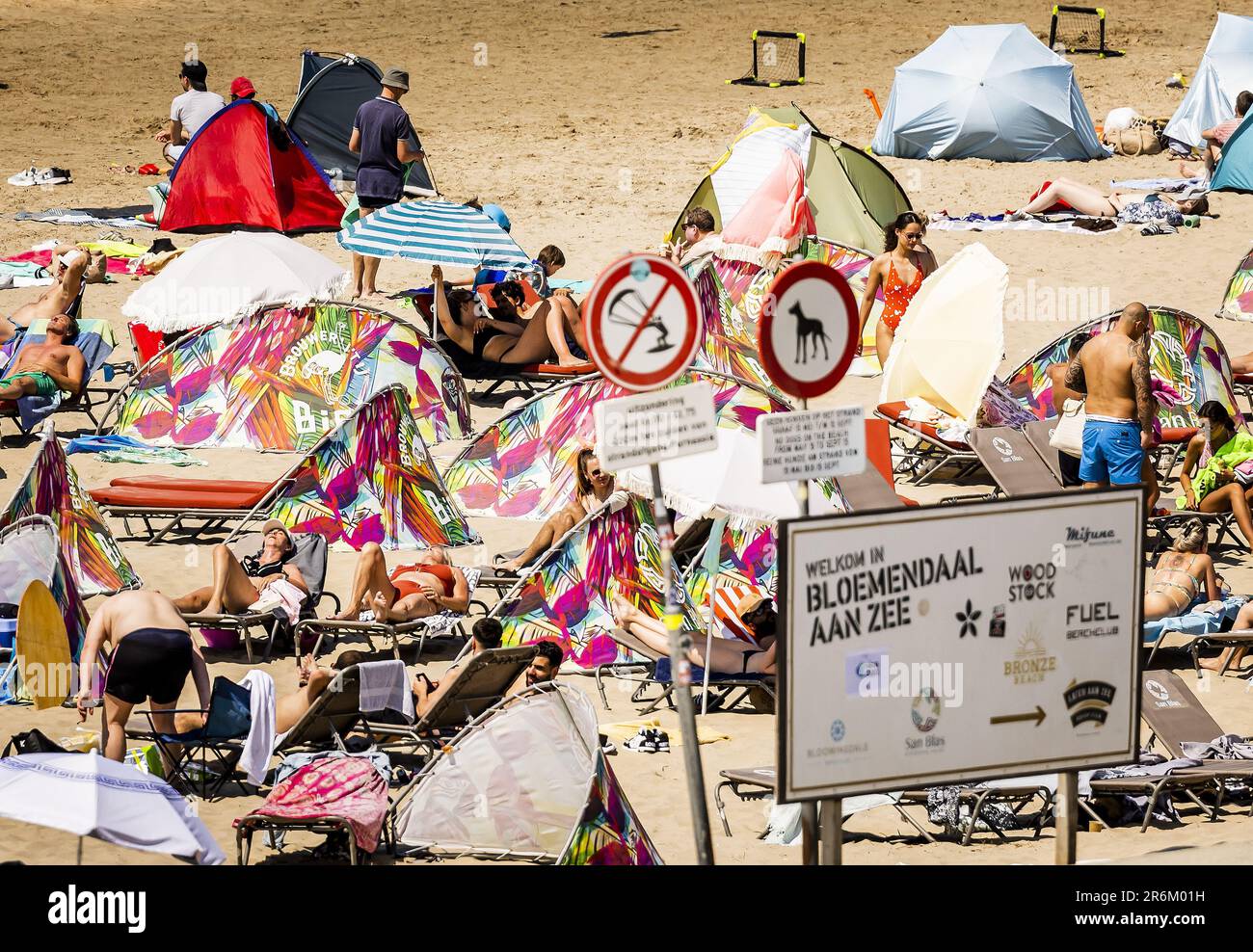 BLOEMENDAAL AAN ZEE - Crowds on the beach of Bloemendaal aan Zee. There are high temperatures on the first tropical weekend of the year. ANP REMKO DE WAAL netherlands out - belgium out Credit: ANP/Alamy Live News Stock Photo