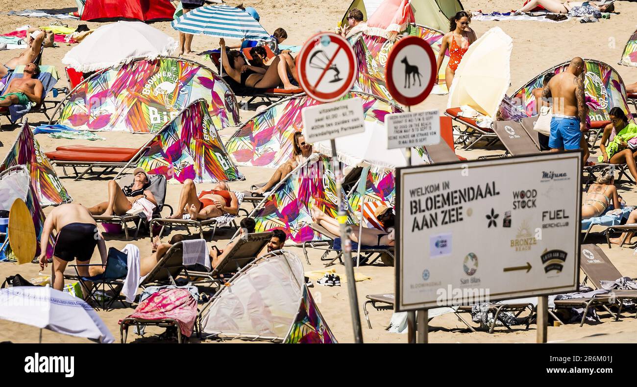 BLOEMENDAAL AAN ZEE - Crowds on the beach of Bloemendaal aan Zee. There are high temperatures on the first tropical weekend of the year. ANP REMKO DE WAAL netherlands out - belgium out Credit: ANP/Alamy Live News Stock Photo