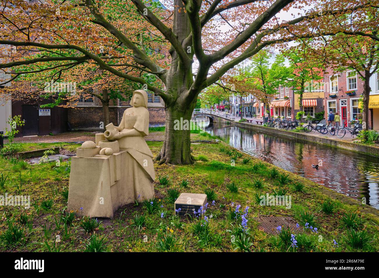 The Milkmaid Het Melkmeisje Statue Made To Commemorate Vermeer Famous Painting 2r6m79e