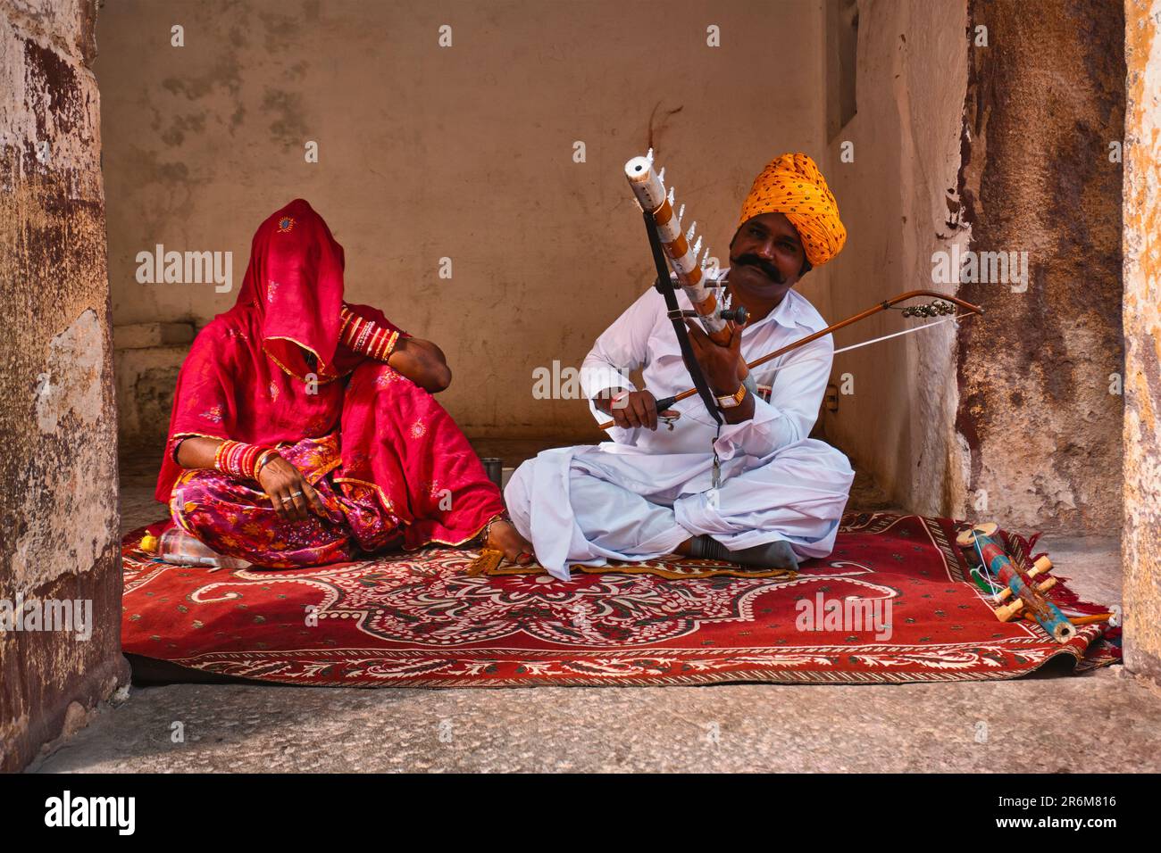 Musicians playing in singing traditional Rajasthani songs and music in Mehrangarh fort, Rajasthan, India Stock Photo