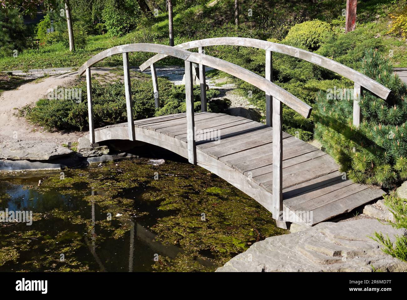 Bridge over small pond hi-res stock photography and images - Alamy