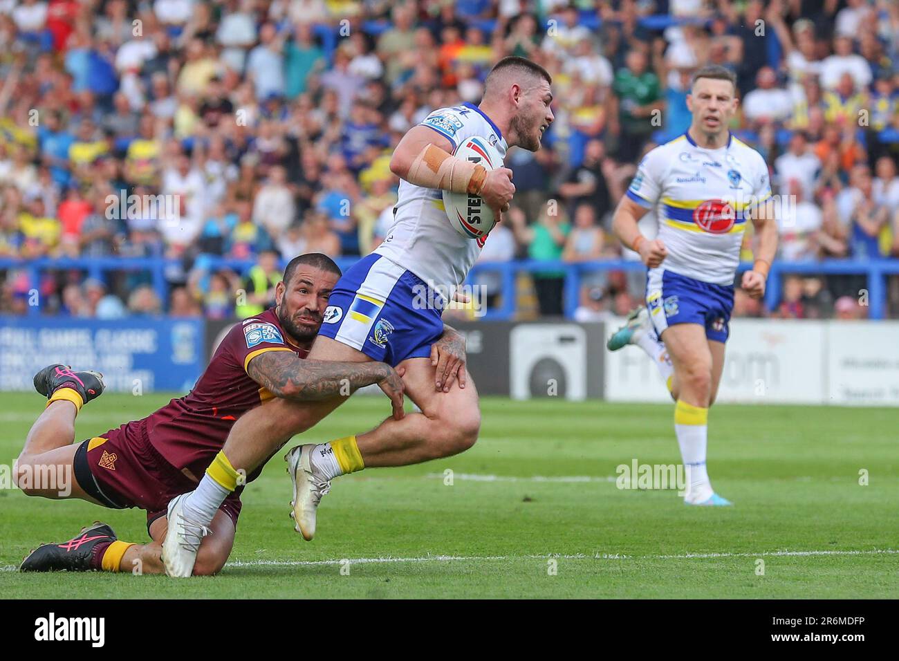 Nathan Peats 9 of Huddersfield Giants tackles Danny Walker 16 of