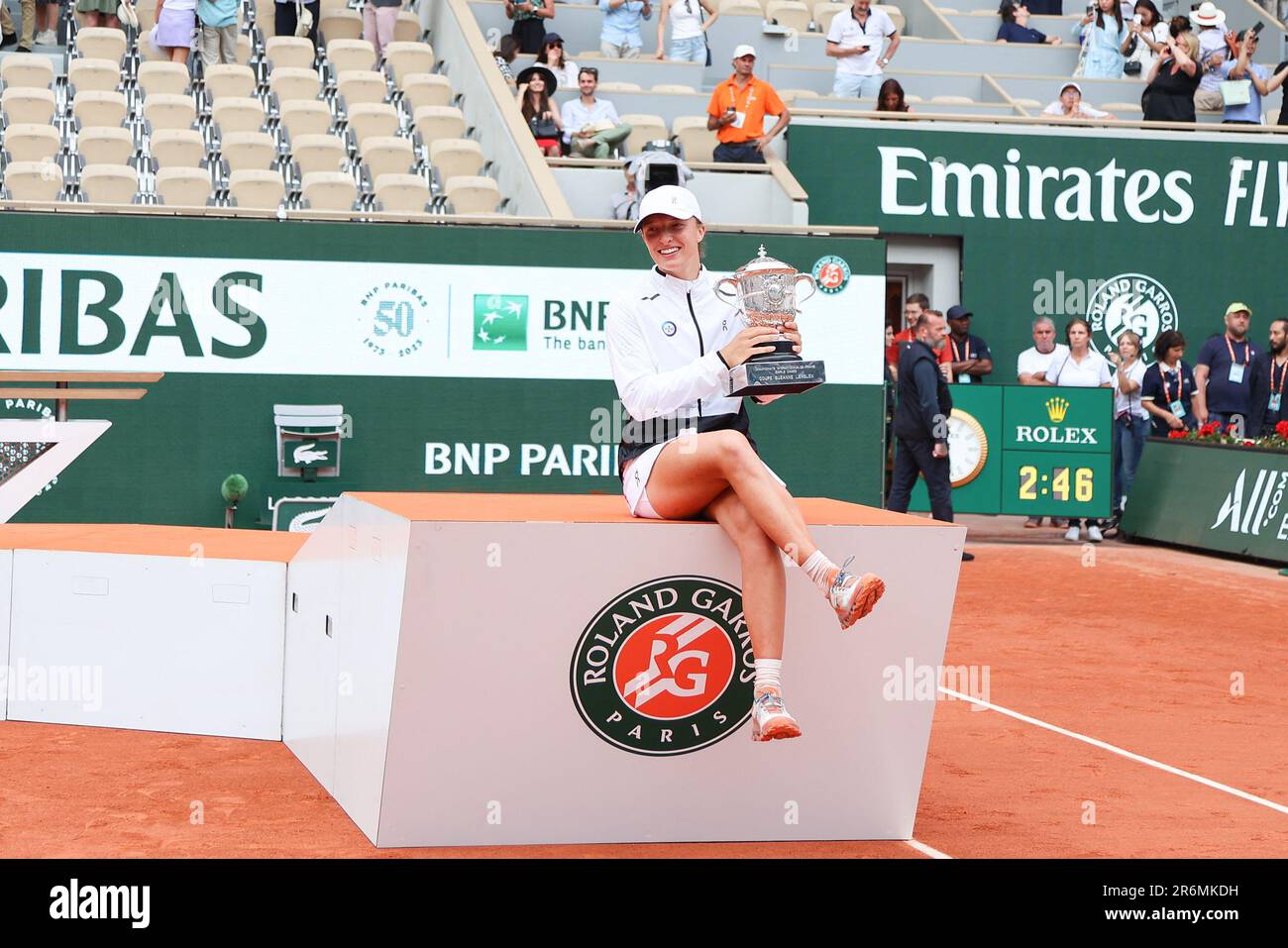 iga swiatek tennis court victory pose Key Takeaways from the Early Rounds