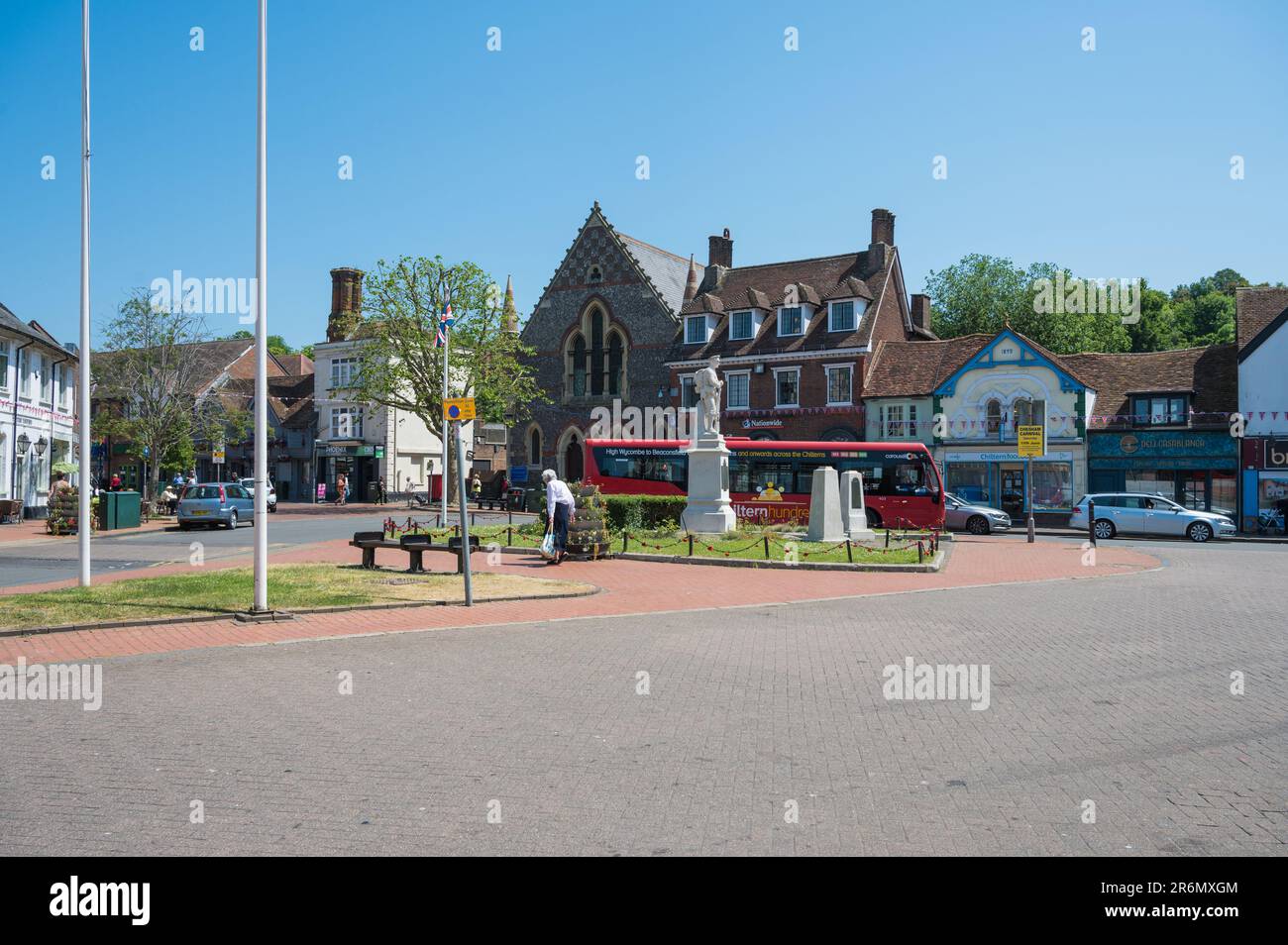 View over The Broadway showing Chesham War Memorial on central road ...