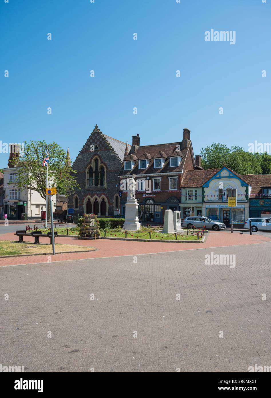 View over The Broadway showing Chesham War Memorial on central road ...