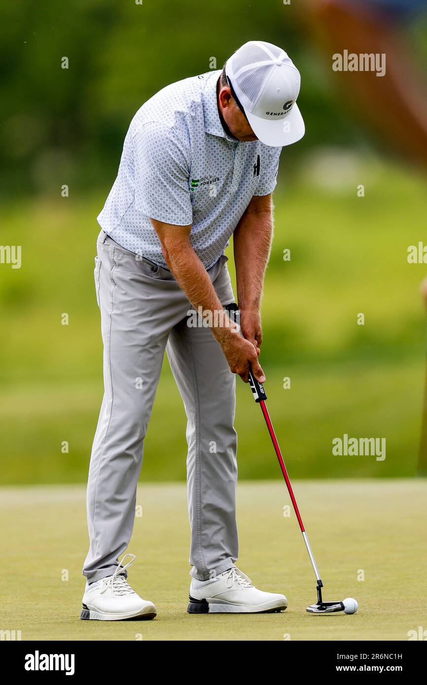 MADISON, WI - JUNE 10: Justin Leonard from Jupiter, FL putts on the ...