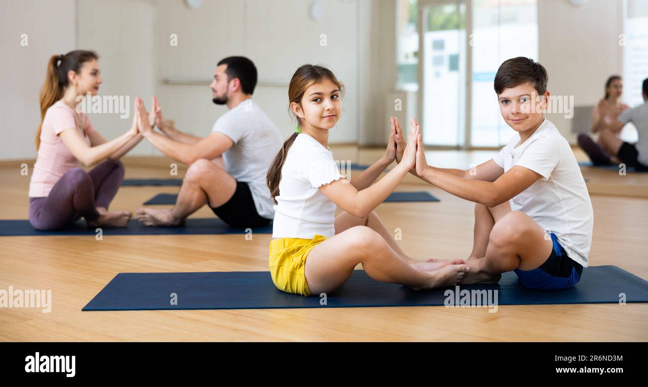 Teenage girls doing yoga hi-res stock photography and images - Alamy