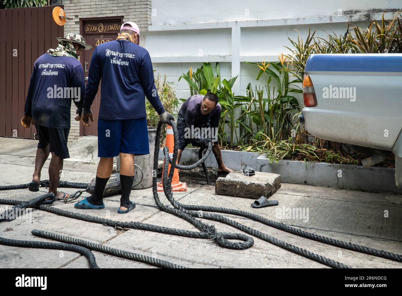A team of Thai prisoners seen dropping down a rope inside a public ...