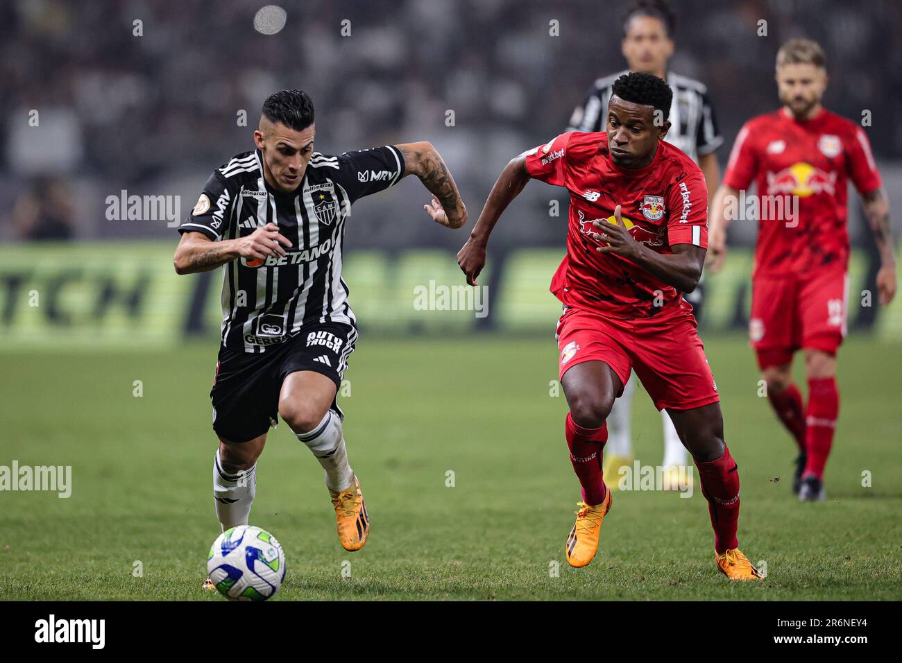 MG - BELO HORIZONTE - 06/10/2023 - BRAZILEIRO A 2023, ATLETICO-MG X RED BULL BRAZIL - Pavon player from Atletico-MG competes with Eduardo Santos player from Red Bull Brasil during a match at the Mineirao stadium for the BRAZILIAN A 2023 championship. Photo: Gilson Junio/AGIF/Sipa USA Stock Photo