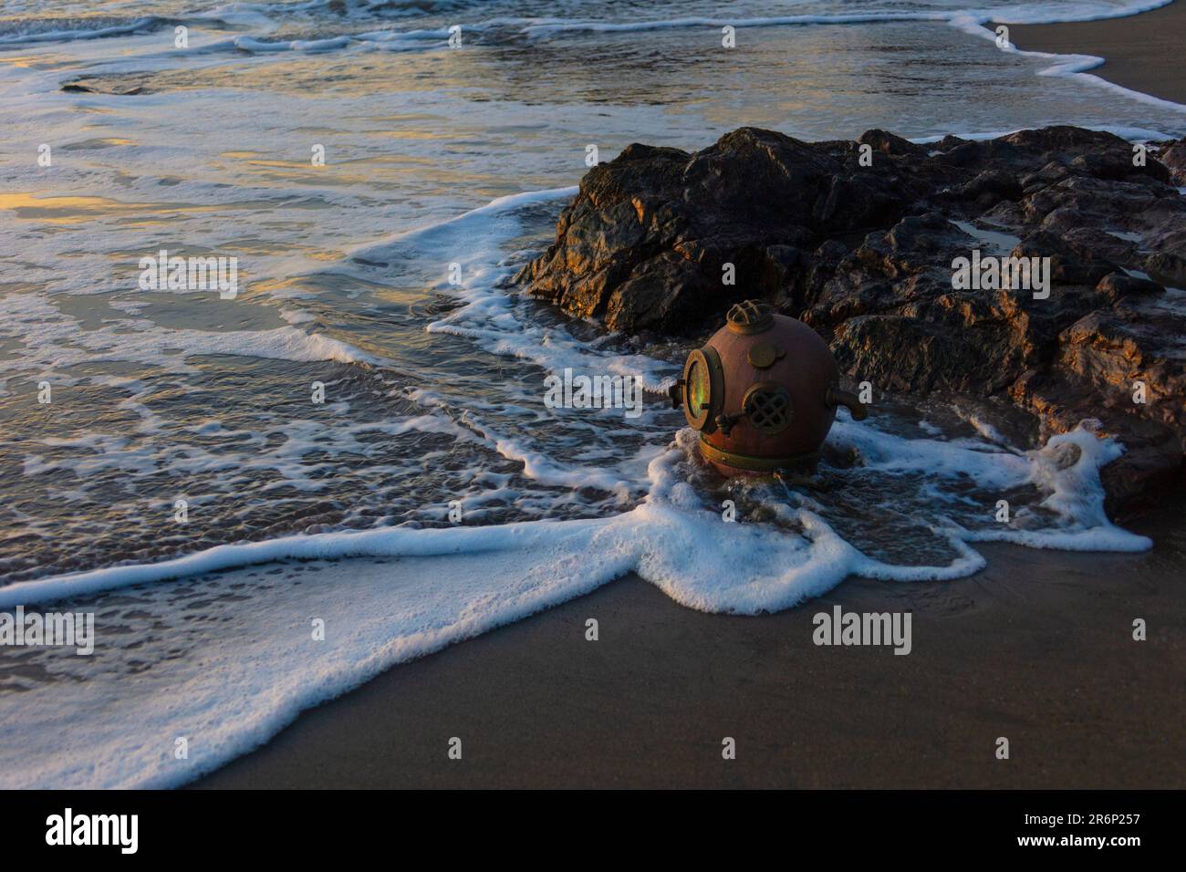 Deep sea diving helmets hi-res stock photography and images - Alamy