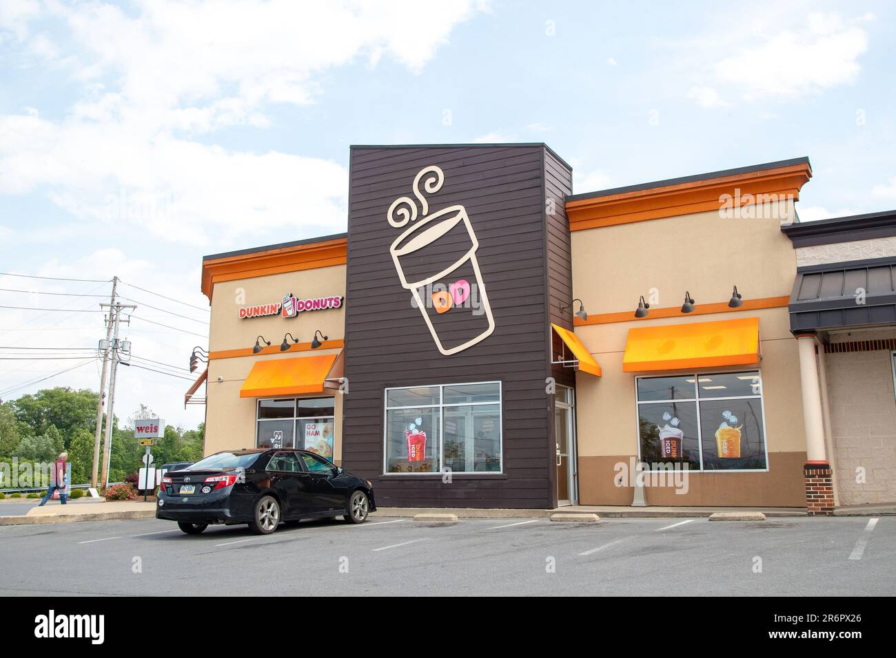dunkin-donuts-exterior-hi-res-stock-photography-and-images-alamy