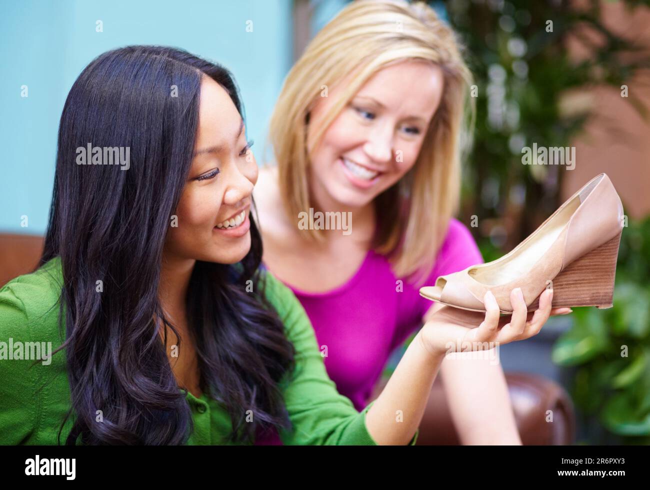 Happy asian girls shopping hi-res stock photography and images - Alamy