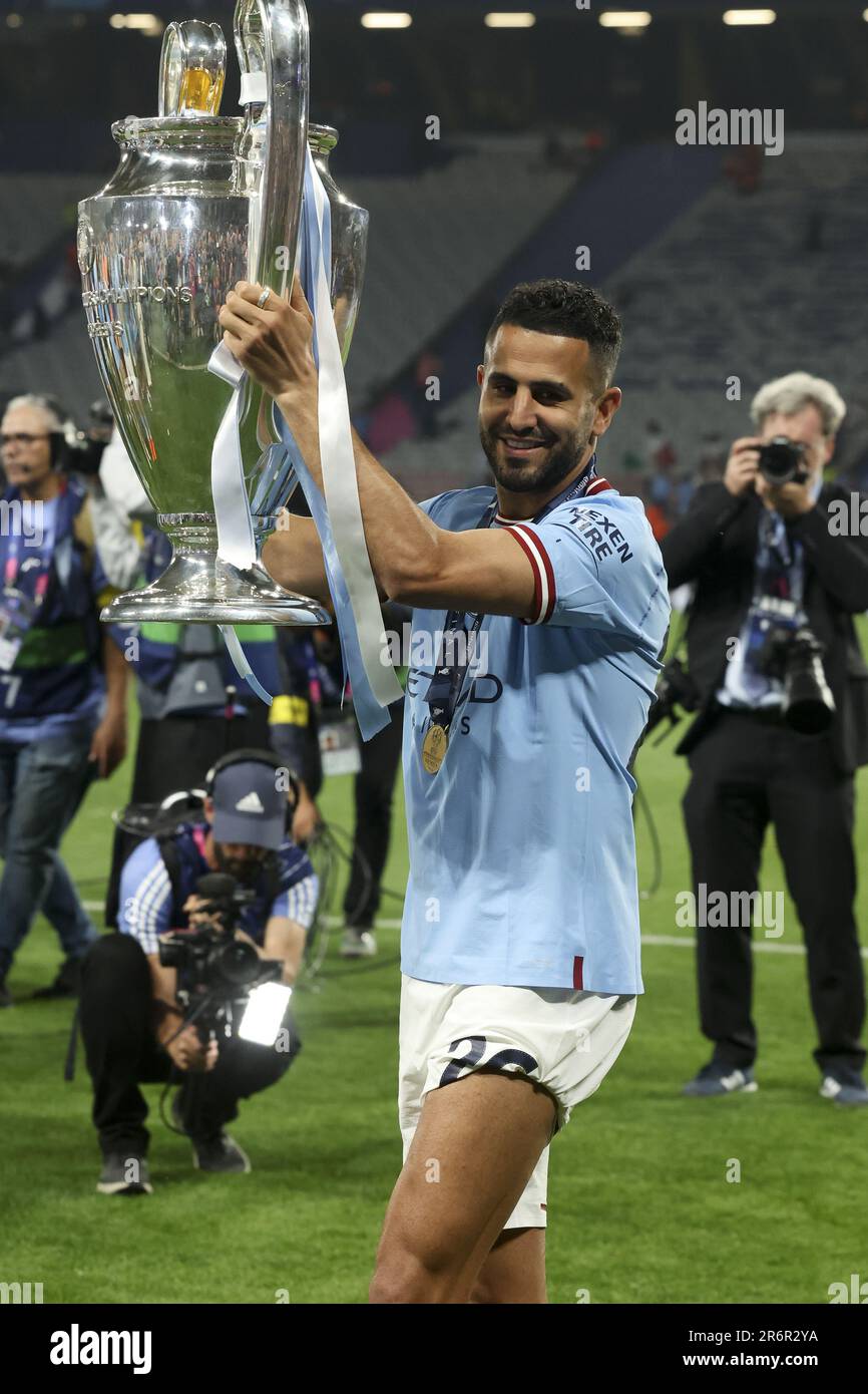 Istanbul, Turquie. 10th June, 2023. Riyad Mahrez of Manchester City and Taylor  Ward celebrate with the trophy following the UEFA Champions League Final  football match between Manchester City FC and FC Internazionale (