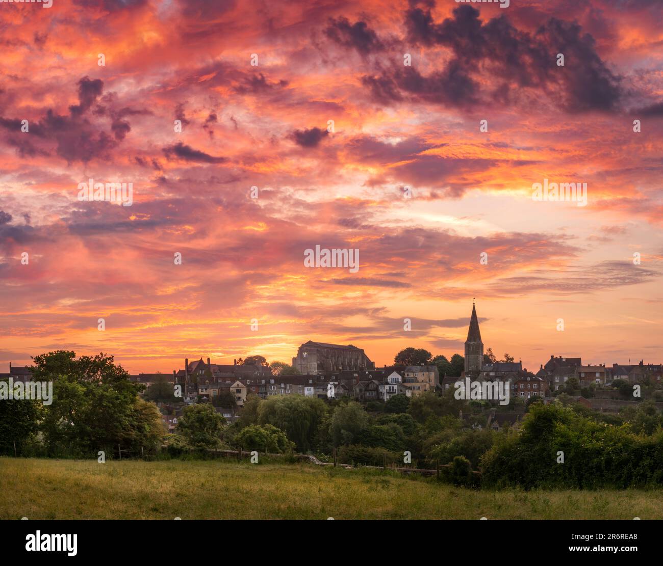 Sunday 11th June 2023. Malmesbury, Wiltshire, England - With a warning of thunder storms, the hot and humid weather is forecast to continue into this week. Before sunrise there is a 'Turneresque' sky over the abbey at the picturesque Wiltshire market town of Malmesbury. Credit: Terry Mathews/Alamy Live News Stock Photo