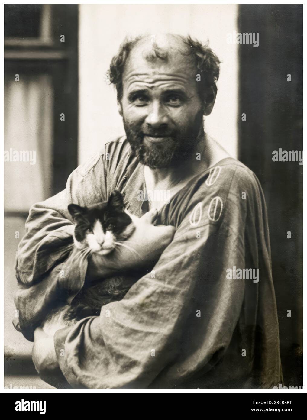 Gustav Klimt (1862-1918) with a cat, portrait photograph in silver print by Moritz Nähr, 1911 Stock Photo