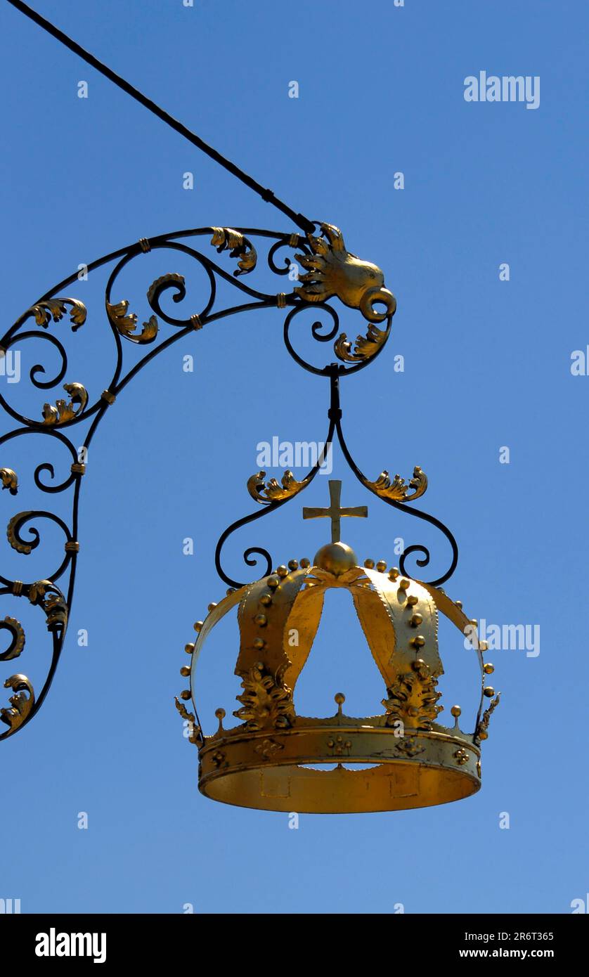 Golden crown inn sign hi-res stock photography and images - Alamy