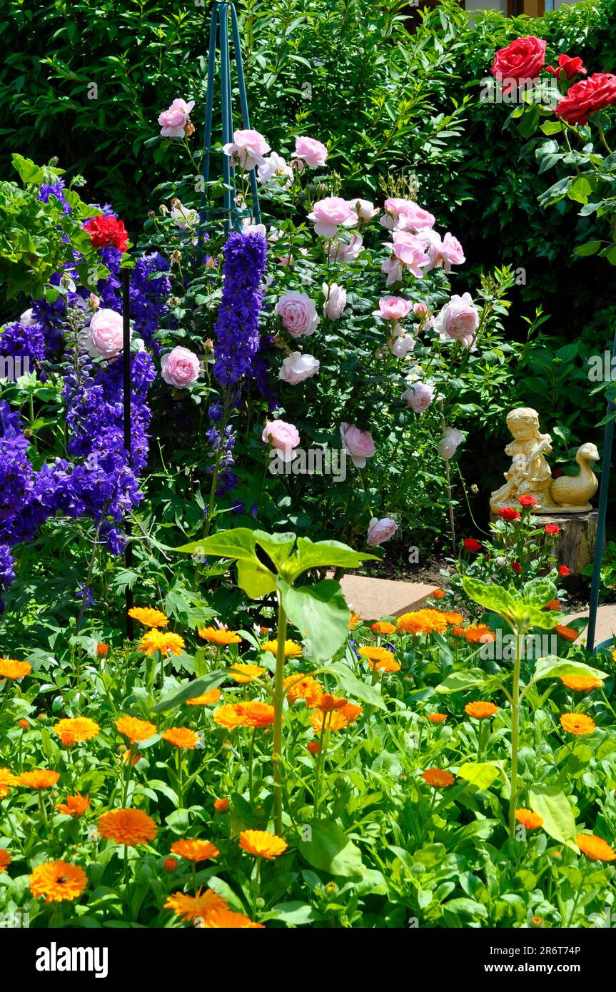Summer house garden figures hi-res stock photography and images - Alamy