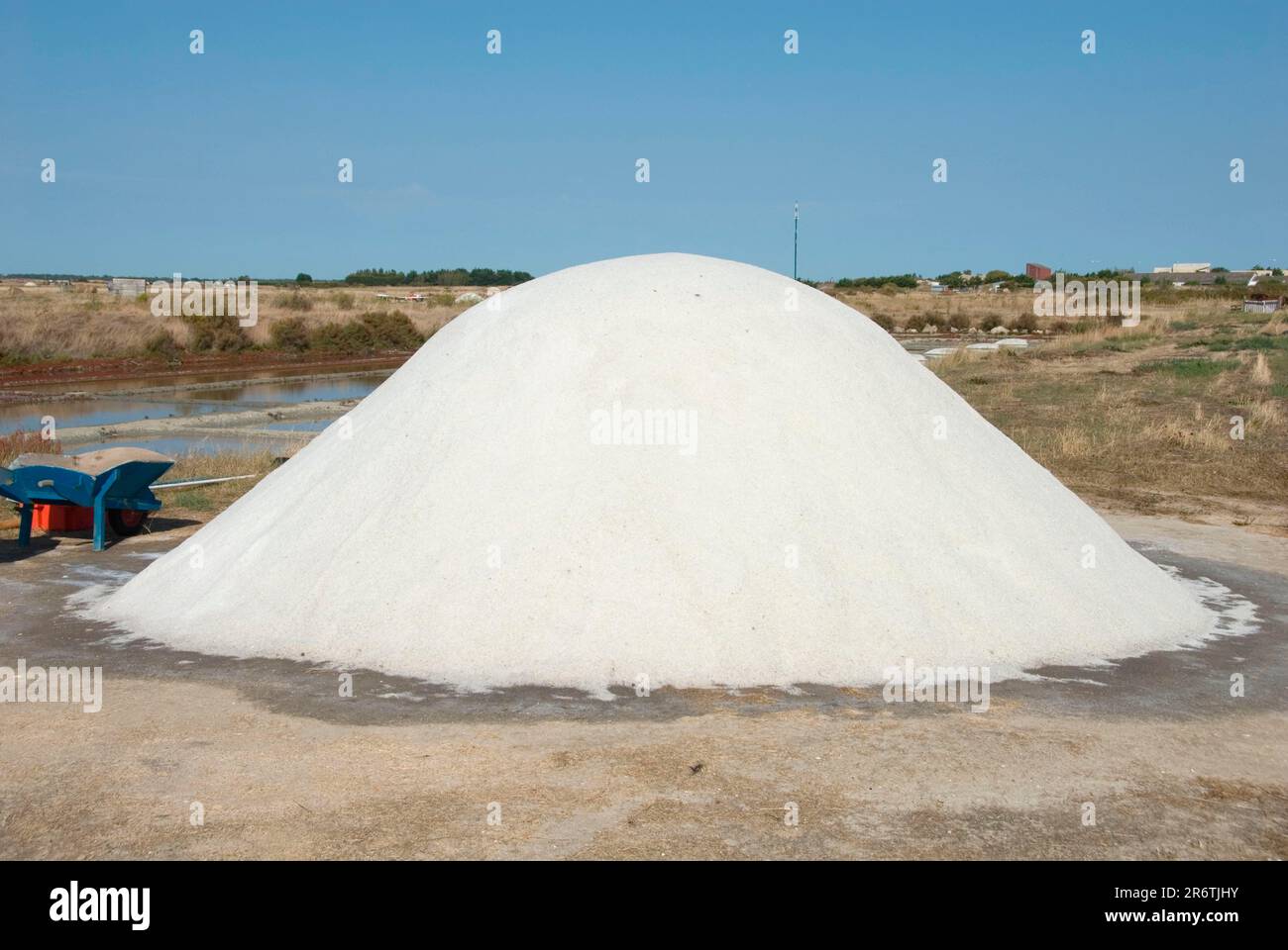 Salt mound, extraction, sea salt, production, saltworks, L'Epine, Ile de Noirmoutier, Charente-Maritime, Poitou-Vendee, France Stock Photo
