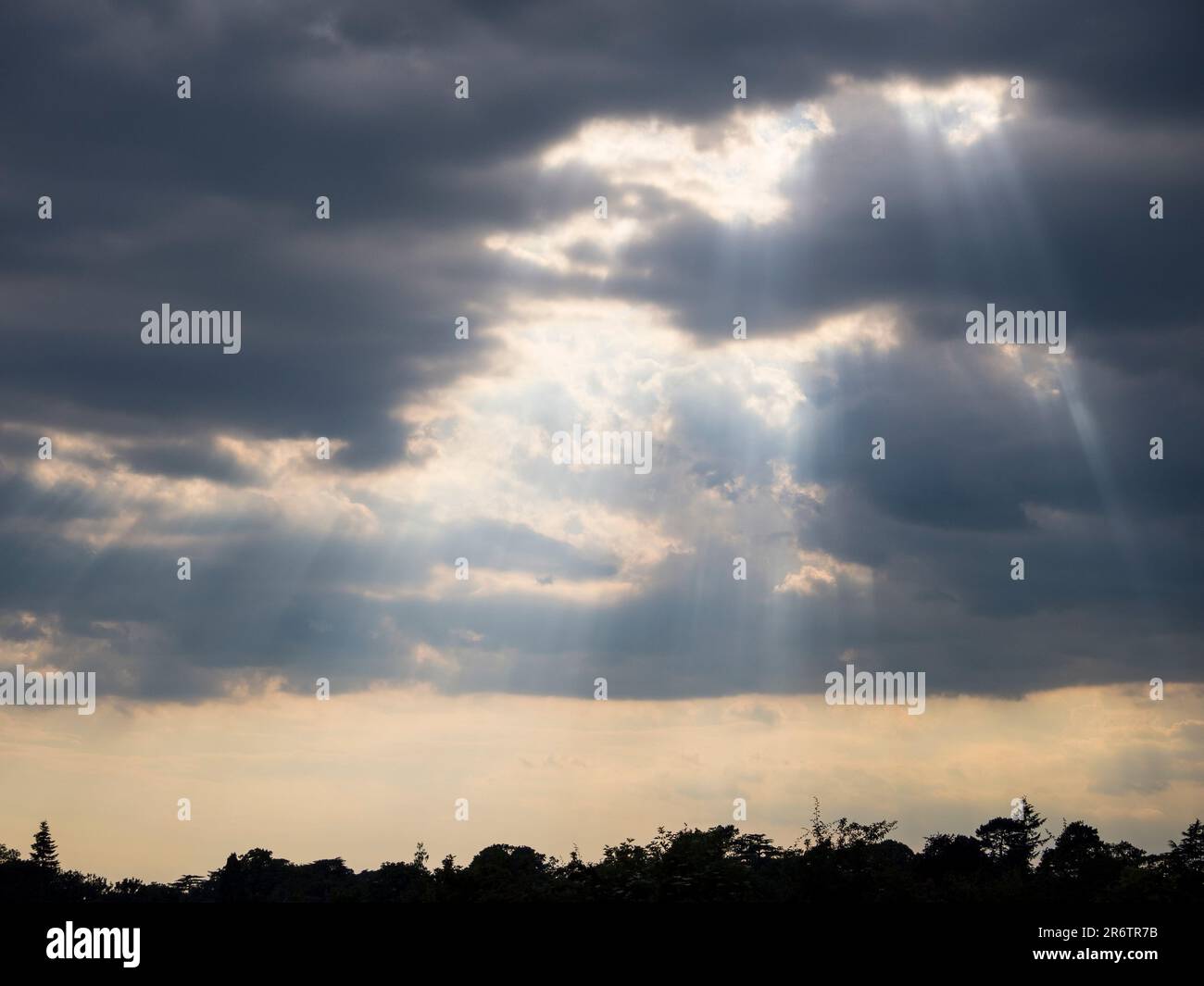 Sun Braking Threw Clouds, Dusk, Caversham, Reading, Berkshire, England, UK, GB. Stock Photo