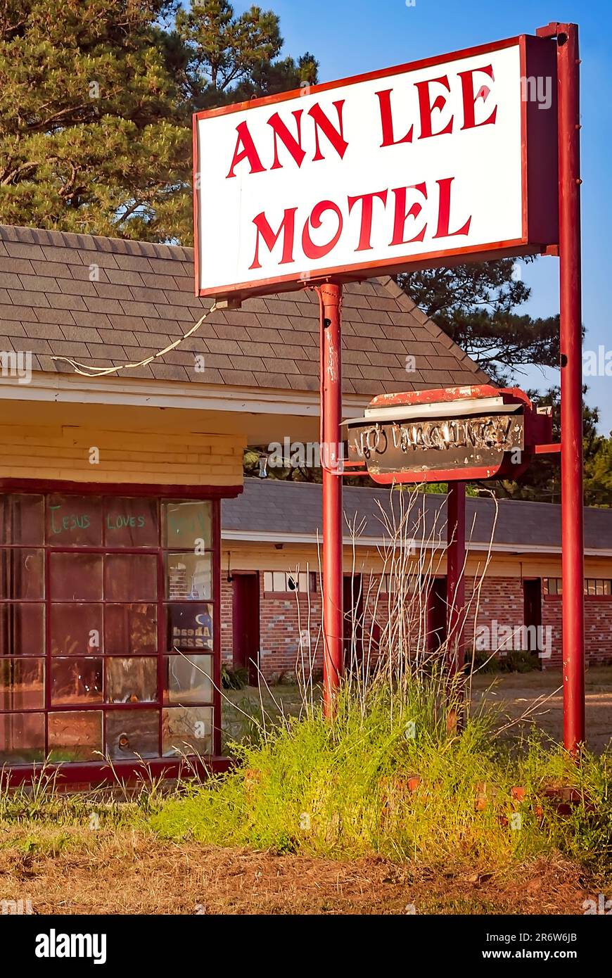 Ann Lee Motel sits abandoned along Highway 183 East, April 21, 2010, in Columbus, Mississippi. The budget motel was demolished in 2019. Stock Photo