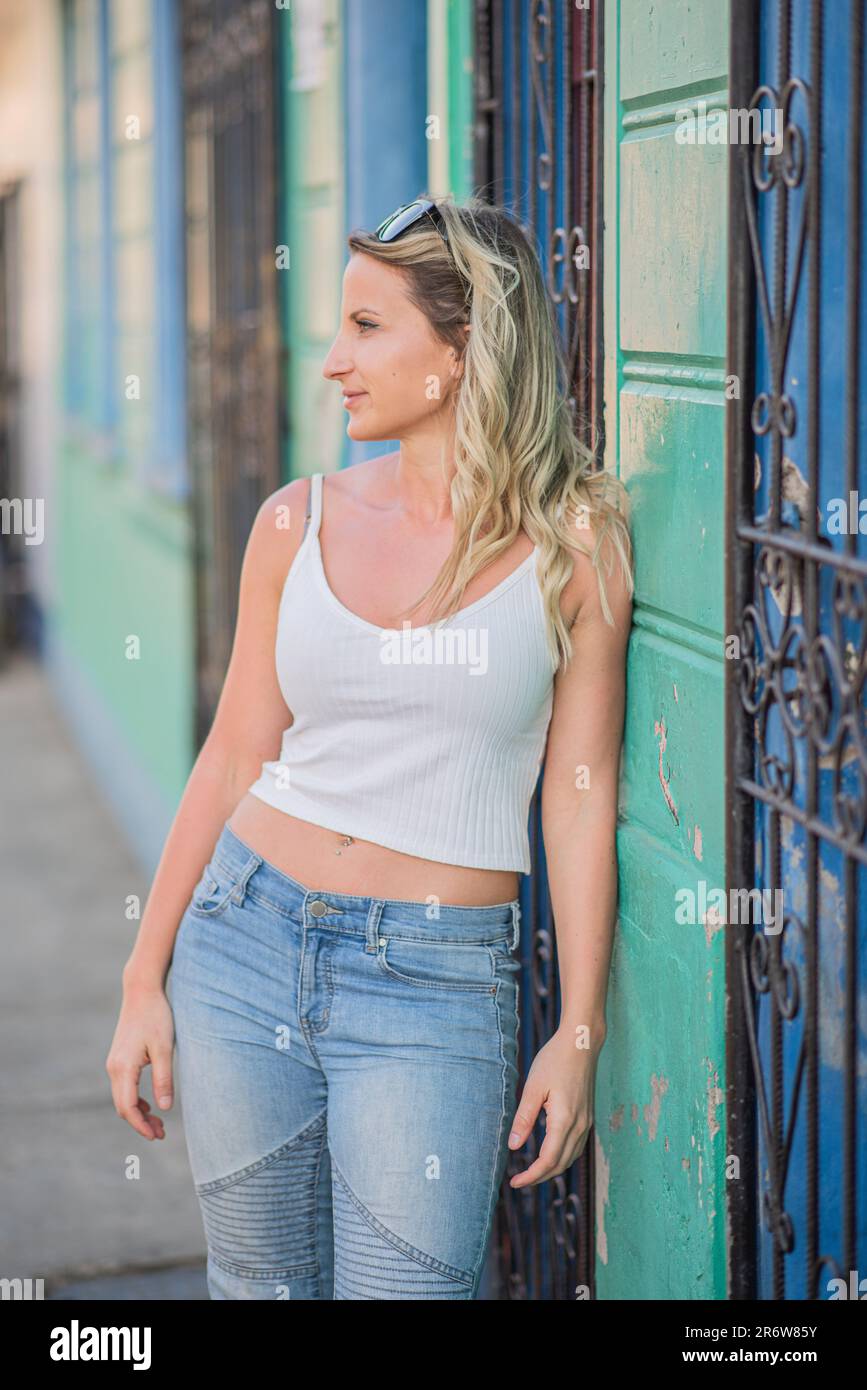 Crop top and jeans hi-res stock photography and images - Alamy