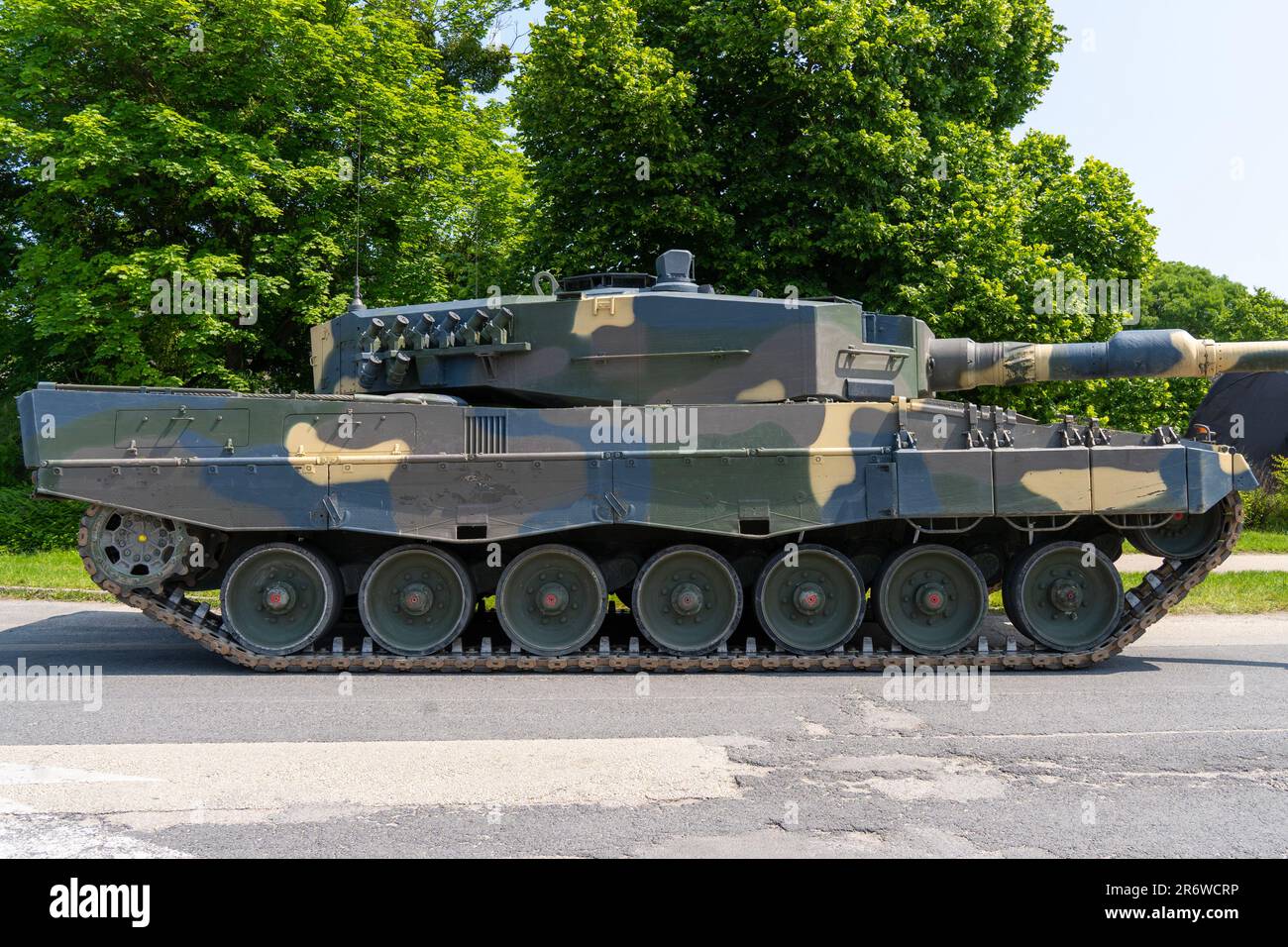 Leopard 2A4 tank with camouflage paint Stock Photo - Alamy