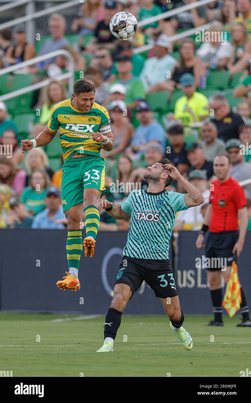 St. Petersburg, United States. 10th June, 2022. St. Petersburg, FL: Tampa  Bay Rowdies goalkeeper Aaron Guillen (33) heads the ball during a USL  soccer game against the New Mexico United, Saturday, April