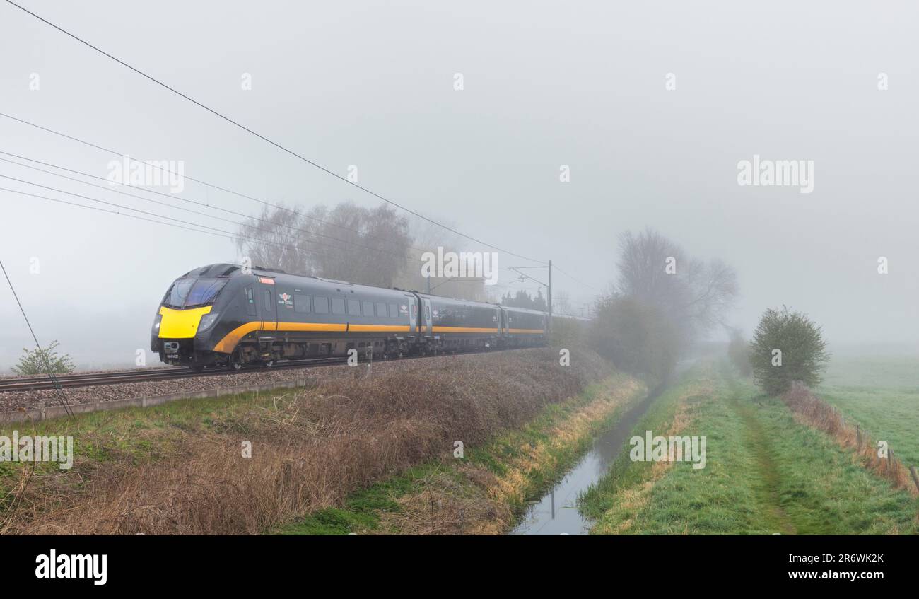 Overhead cables east coast mainline hi-res stock photography and images ...