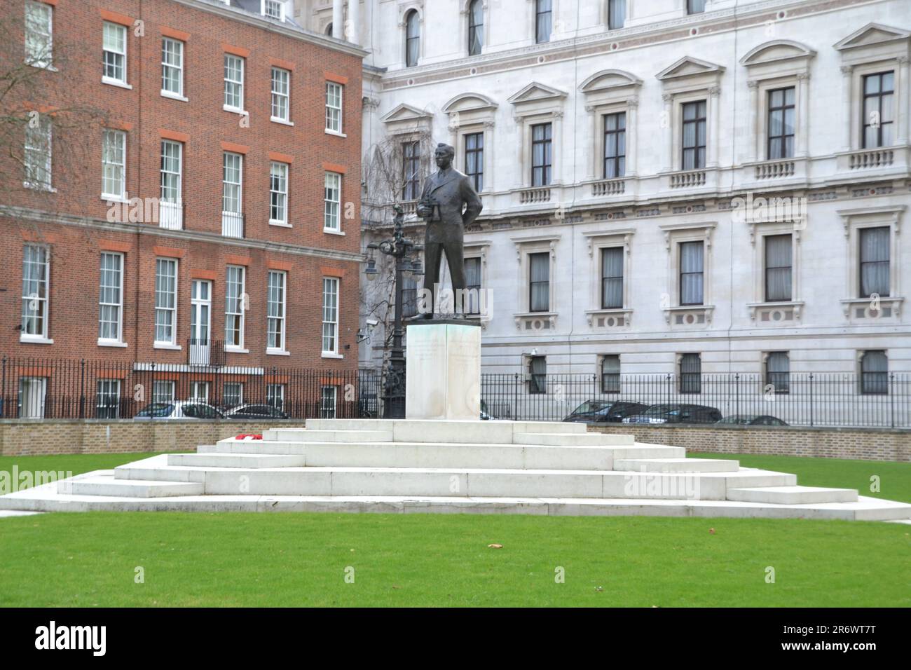 Earl Mountbatten statue, outdoor bronze statue of Admiral of the Fleet Louis Mountbatten, 1st
