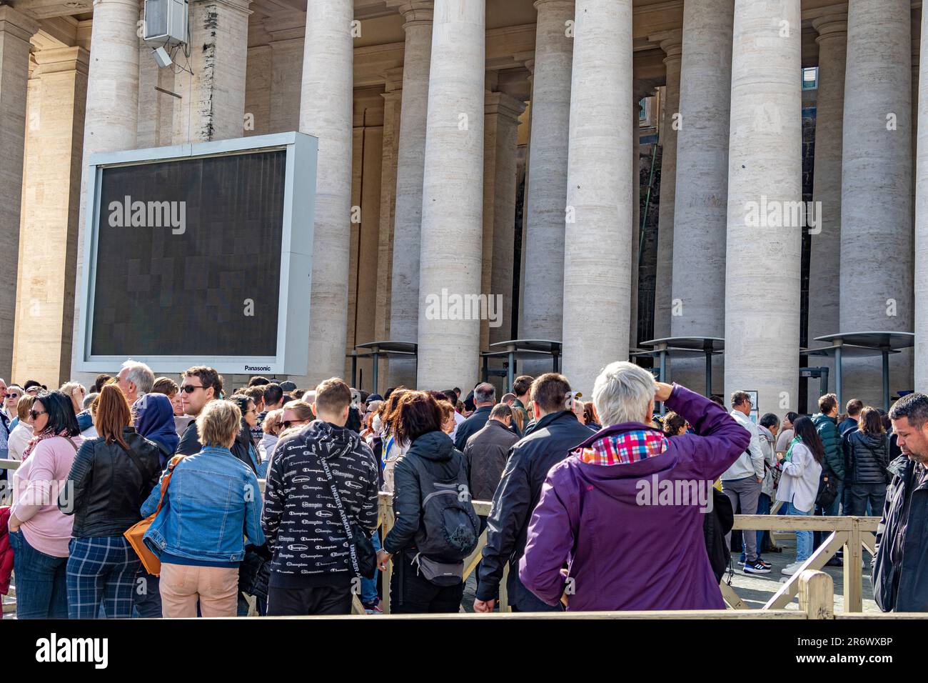 Crowds queuing to pass through security checks to enter St Peter's Basilica in St Peter's Square,Vatican City Stock Photo