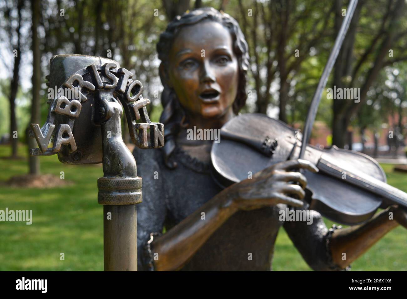 Bronze statues depicting musicians in a park near the landmark