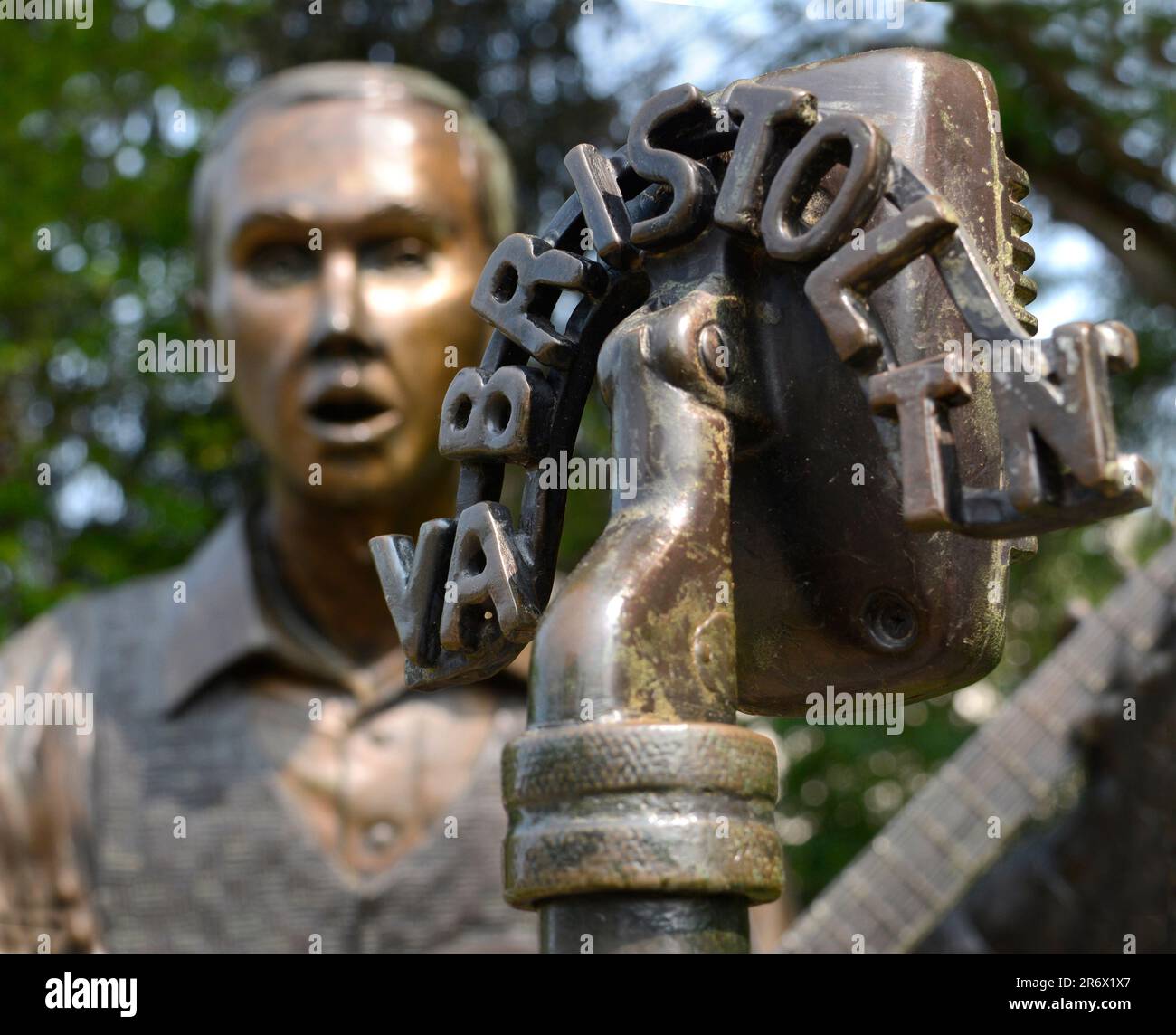 Bronze statues depicting musicians in a park near the landmark
