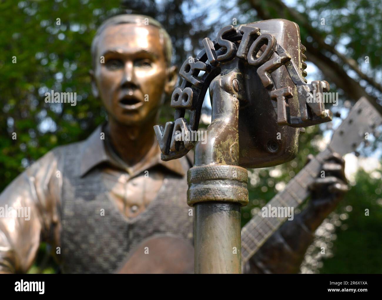 Bronze statues depicting musicians in a park near the landmark