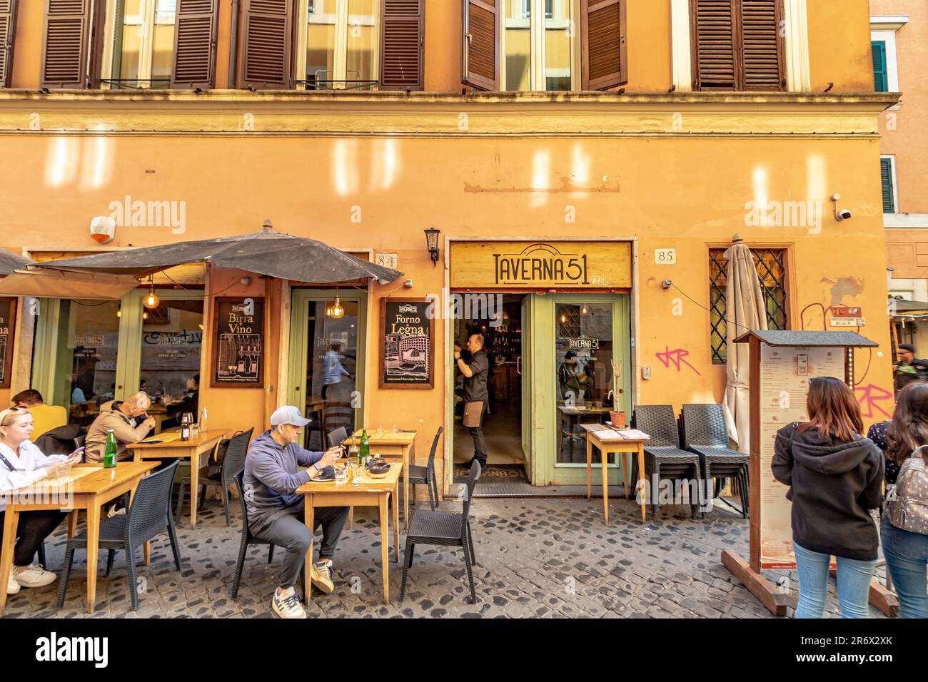 Femme de ménage en gants jaunes essuie la table de cuisine Photo Stock -  Alamy